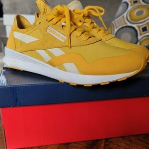 Women’s Reebok tennis shoes